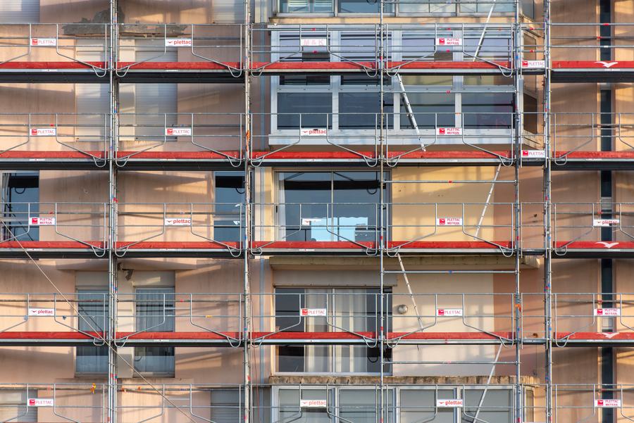 Échafaudage devant une façade en travaux